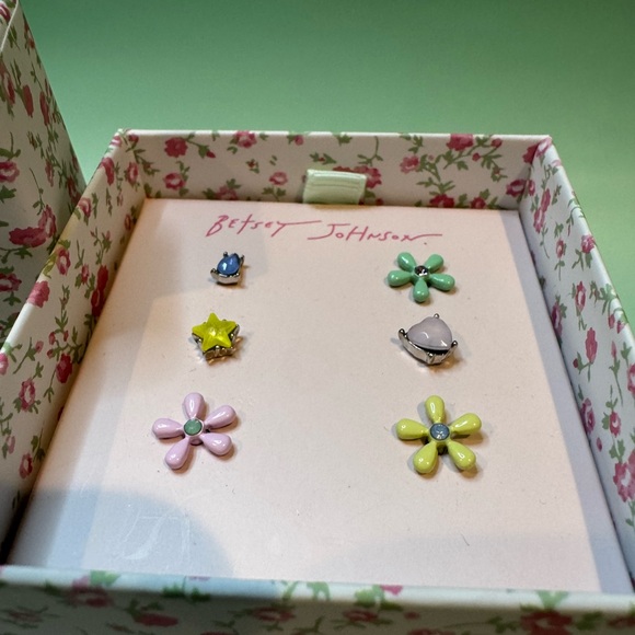 Betsey Johnson Earrings Set - Picture 1 of 2